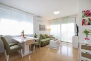 Cozy Niko Apartment - Private parking and Balcony