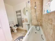 Cosy private double ensuite room with free parking RG302RL