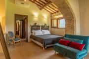 Podere Bargnano Cetona, Sleeps 12, Pool, WiFi, Air conditioning