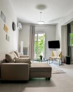 Metro Chic Haven: Modernized Urban Studio near the Tram