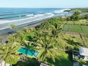 Black Beach Villa - Absolute Beachfront Escape