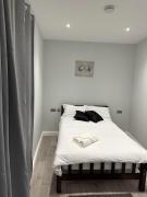 Charming 1-Bed Apartment in London 8 Charming 1-Bed Apartment in London 8