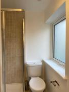 Double Bedroom with a balcony & ensuite bathroom and a new quality mattress in London Canary Wharf with direct train from Heathrow, also convenient from Stansted and Gatwick airport, 10 minutes to London City Airport and Excel, 16 minutes to Westmins