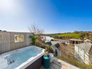 Paddlers View - Luxurious 2 bed, hot tub. Town centre, water views