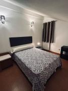 Duplex em casa inteiro. 4 quartos. Bem localizada.