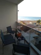 Apartament Lucia, la 10 m de plaja, vedere superba spre mare