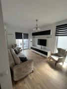 Eva - Bright Apt with Balcony near Veranda Mall