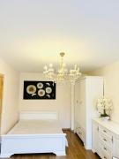 Gražus butas, ramioje kaiminystėje, netoli jūros