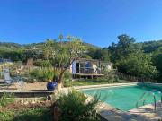 Jolie maisonnette avec terrasse vu sur la piscine et jardin