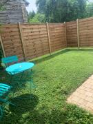 chambre salon indépendant, salle de bain wc privés, jardin privé, piscine partagée près dun lac