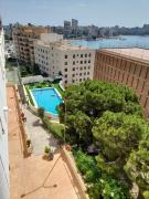 A 50 metros del mar y en 2 paradas de bus estas en el centro de Alicante