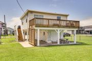 Walk to Beach Updated Home with Deck in Galveston!