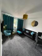 Large Stylish 2 Bedroom Apartment Stevenage Sleep 6