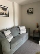 Oak House - 3 Bedroom Townhouse with free parking in town by ShortStays4U