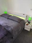 Top Quality Modern Southsea Garden Apartment Sleeps 4 People