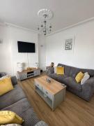 Contemporary 3-Bedroom Home with Stunning Views Contemporary 3-Bedroom Home with Stunning Views
