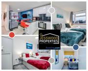 Spacious 5 Bedroom, 3 Bath House by Jesswood Properties Short Lets For Contractors, With Free Parking Near M1 & Luton Airport