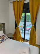 Crystal Studio-downtown escape-Navarinou square