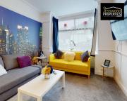 Stylish 3 Bedroom House by Jesswood Properties Short Lets near M1 Luton Airport For Contractors & Business