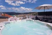 Apartment with pool and jacuzzi