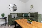Stunning newly refurbished house by Our Home Short Stays with TV in each bedroom and crisp white hotel linen