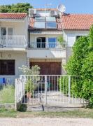 Beachfront apartment with balcony and parking