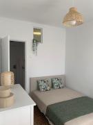 Apt 20 min from downtown train Apt 20 min from downtown train