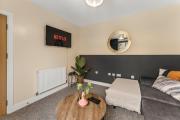 Sleek and Stylish 2 Bed with Garden and Parking