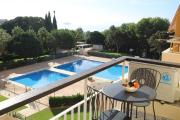 Luxurious 1 bed apartment with 5 pools & gardens.