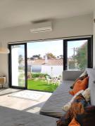 Airy 3br, AC, Garden, 2min Strip, 8min Oura Beach