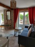 Le Logis des Remparts à lintérieur de la Cité médiévale, Jardin privé, Parking inclus