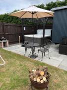 Shepherds Hut with Hot Tub