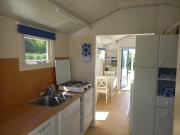 Voormalig strandhuisje in boomgaard in Hengstdijk