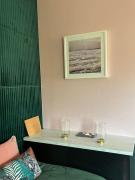 Studio neuf et élégant avec vue dégagée sur les montagnes et lac dans le centre