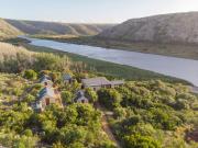 Thorn & Feather, Vermaaklikheid