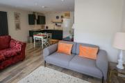Spacious 1-bed apartment with super king or twin in central Charlbury, Cotswolds