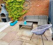 Cosy 2 bedroom home with free parking near city