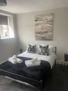 Fern House - by Shortstays4u A Modern 2 bedroom Townhouse with free parking in the town!