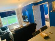 Charming 6-Bed House in Reading