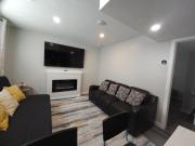 Cozy 2 Bedroom Suite, Queen Beds, Near the Airport