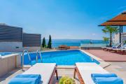 Luxury VILLA BANE, heated private pool and jacuzzi, sandy beach 120m far, 12 pax