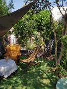 Maison Fi côté nature et relax, mer et centres à 2 pas, 3 chambres triples et privées, parties communes , jardin arboré, tonnelles, barbecue