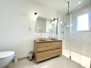 Villa neuve bardée en bois avec piscine chauffée