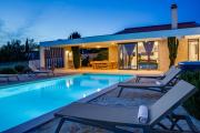 Villa T, spacious with heated pool, hot tub & sauna