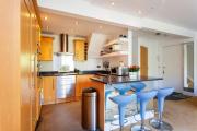 Veeve - Canalside Comfort