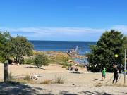 Nybygget hus i Svaneke tæt på klipper, skov og hav