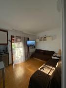 Bungalow con jardín y piscina