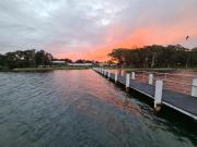 VIVID - Lake Macquarie Cosy House, heated pool, ev station, fireplace 1 hour from Sydney