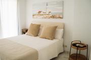 One&lux Marbella House - Bright Beachfront Duplex with Parking, Pool & Gym
