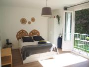 Terrasse, vue sur jardin arboré et place de parking